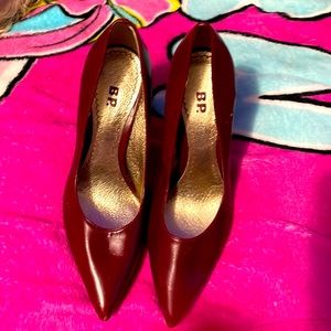 Pointed high heels 2-3 inches tall. Maroon red.